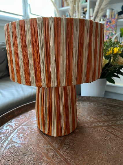 Lampe en raphia orange fabriquée à la main au Maroc hauteur 30 cm