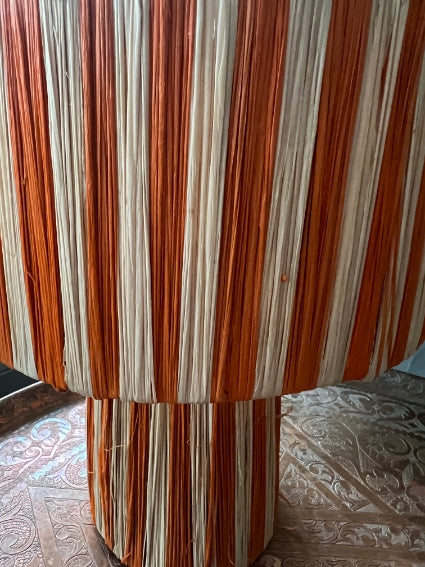 Lampe en raphia orange fabriquée à la main au Maroc hauteur 30 cm