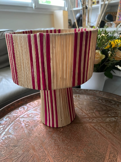 Lampe en raphia à rayures roses fabriquée à la main au Maroc hauteur 30 cm