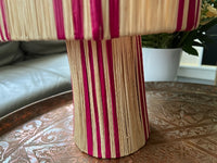 Lampe en raphia à rayures roses fabriquée à la main au Maroc hauteur 30 cm