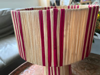 Lampe en raphia à rayures roses fabriquée à la main au Maroc hauteur 30 cm