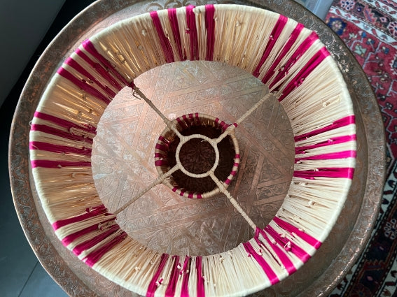 Lampe en raphia à rayures roses fabriquée à la main au Maroc hauteur 30 cm