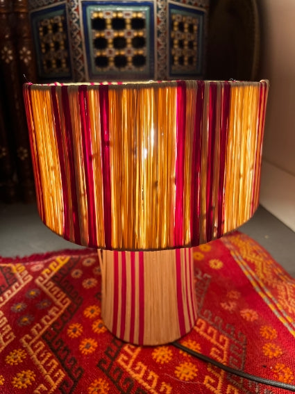 Lampe en raphia à rayures roses fabriquée à la main au Maroc hauteur 30 cm