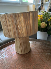 Lampe en raphia couleur naturelle fabriquée à la main au Maroc hauteur 30 cm