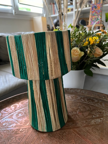 Lampe en raphia rayures vertes fabriquée à la main au Maroc hauteur 27,5 cm