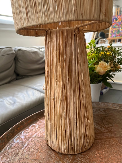 Lampe en raphia couleur naturelle fabriquée à la main au Maroc hauteur 49,5 cm