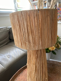 Lampe en raphia couleur naturelle fabriquée à la main au Maroc hauteur 49,5 cm