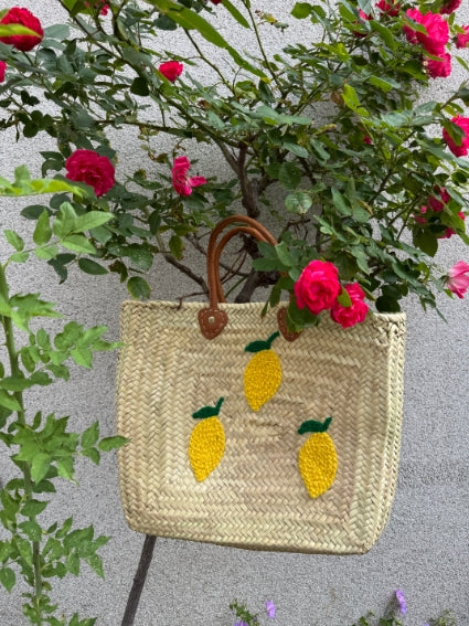 Panier rectangulaire tressé à la main à Marrakech, décor de citrons, anses courtes en cuir