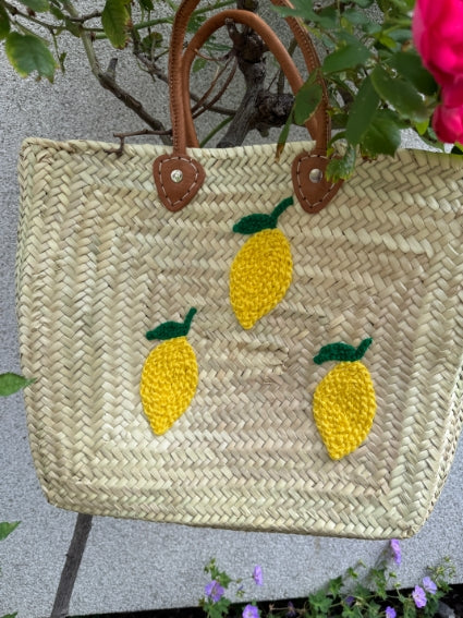 Panier rectangulaire tressé à la main à Marrakech, décor de citrons, anses courtes en cuir