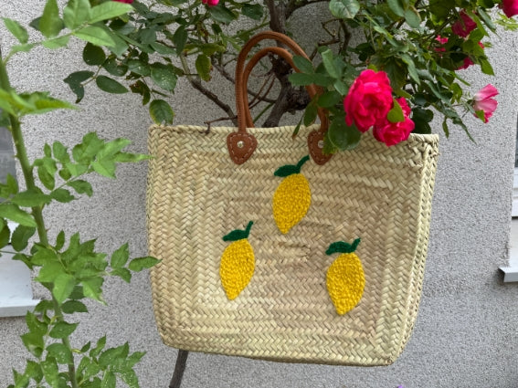 Panier rectangulaire tressé à la main à Marrakech, décor de citrons, anses courtes en cuir