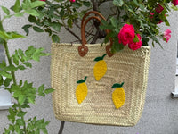 Panier rectangulaire tressé à la main à Marrakech, décor de citrons, anses courtes en cuir