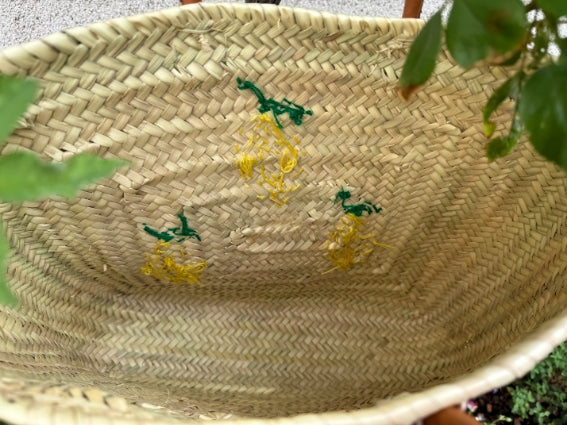Panier rectangulaire tressé à la main à Marrakech, décor de citrons, anses courtes en cuir