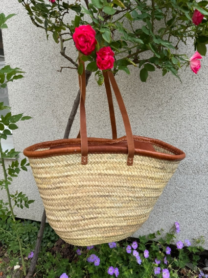 Panier tressé à la main à Marrakech, anses longues et fermeture en cuir