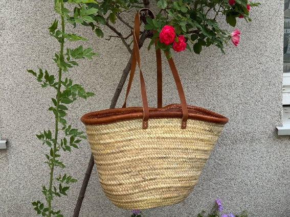 Panier tressé à la main à Marrakech, anses longues et fermeture en cuir