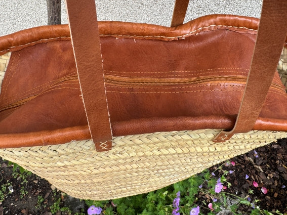 Panier tressé à la main à Marrakech, anses longues et fermeture en cuir