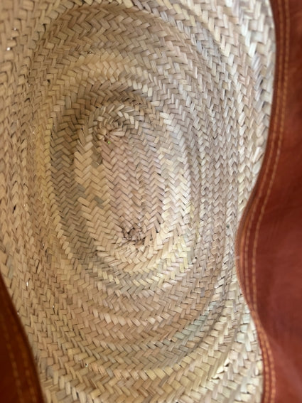 Panier tressé à la main à Marrakech, anses longues et fermeture en cuir