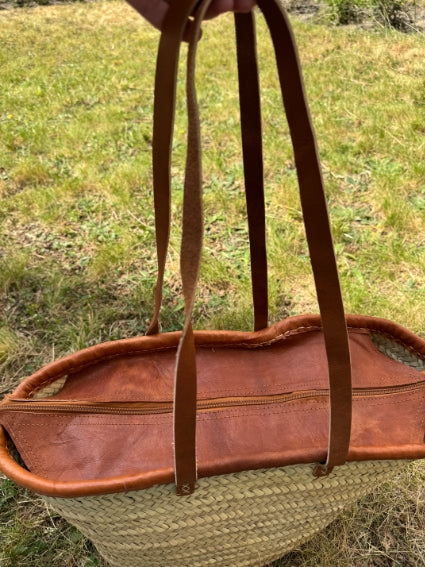 Panier tressé à la main à Marrakech, anses longues et fermeture en cuir