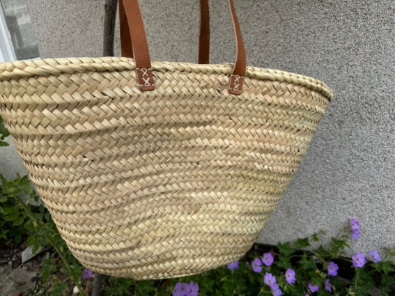 Panier tressé à la main à Marrakech, anses longues en cuir