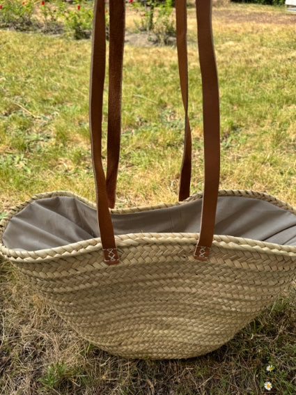 Panier tressé à la main à Marrakech, anses longues en cuir