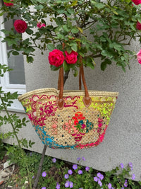 Panier tressé à la main à Marrakech, motifs multicolores et dorés, longues anses cuir (N1)