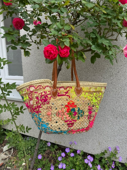 Panier tressé à la main à Marrakech, motifs multicolores et dorés, longues anses cuir (N1)
