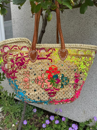 Panier tressé à la main à Marrakech, motifs multicolores et dorés, longues anses cuir (N1)