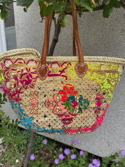 Panier tressé à la main à Marrakech, motifs multicolores et dorés, longues anses cuir (N1)