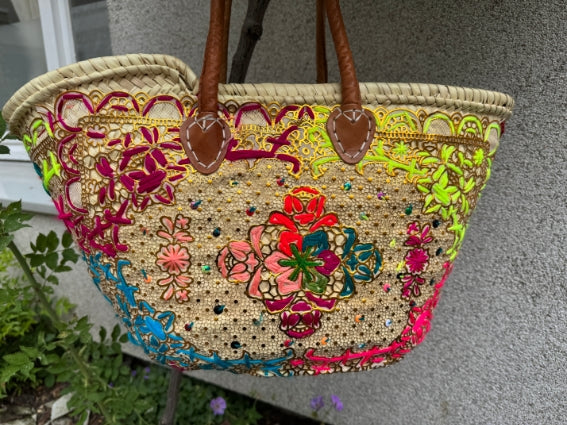Panier tressé à la main à Marrakech, motifs multicolores et dorés, longues anses cuir (N1)