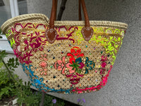 Panier tressé à la main à Marrakech, motifs multicolores et dorés, longues anses cuir (N1)