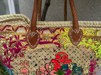 Panier tressé à la main à Marrakech, motifs multicolores et dorés, longues anses cuir (N1)