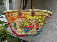 Panier tressé à la main à Marrakech, motifs multicolores et dorés, longues anses cuir (N1)