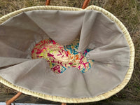Panier tressé à la main à Marrakech, motifs multicolores et dorés, longues anses cuir (N1)