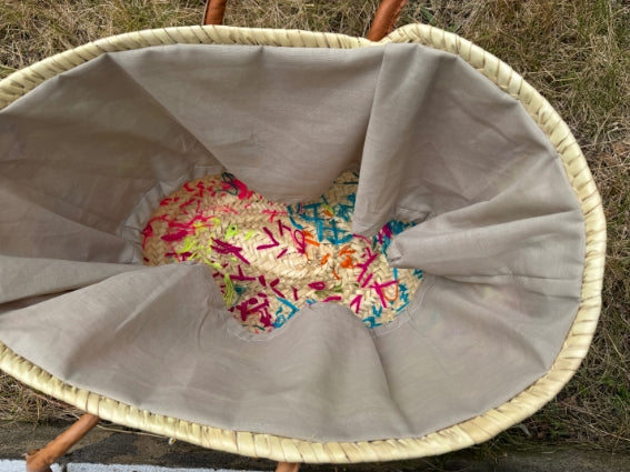 Panier tressé à la main à Marrakech, motifs multicolores et dorés, longues anses cuir (N1)