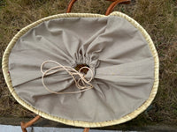 Panier tressé à la main à Marrakech, motifs multicolores et dorés, longues anses cuir (N1)