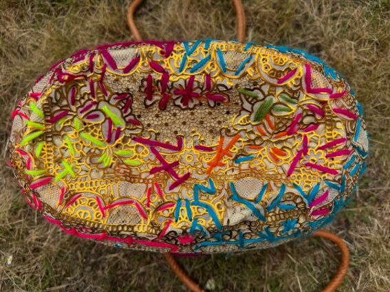 Panier tressé à la main à Marrakech, motifs multicolores et dorés, longues anses cuir (N1)