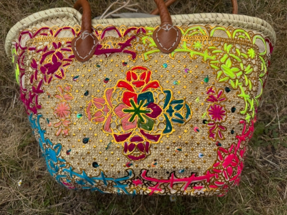 Panier tressé à la main à Marrakech, motifs multicolores et dorés, longues anses cuir (N1)