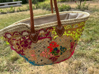 Panier tressé à la main à Marrakech, motifs multicolores et dorés, longues anses cuir (N1)