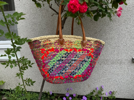Panier tressé à la main à Marrakech, motifs multicolores et dorés, longues anses cuir (N3)