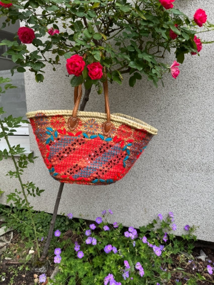 Panier tressé à la main à Marrakech, motifs rouges et  bleus, longues anses cuir (N4)
