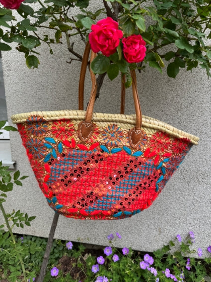 Panier tressé à la main à Marrakech, motifs rouges et  bleus, longues anses cuir (N4)