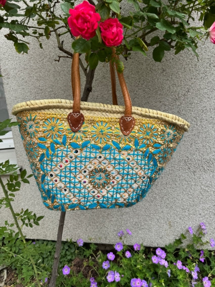 Panier tressé à la main à Marrakech, motifs bleus et dorés, longues anses cuir (N6)