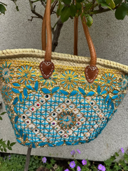 Panier tressé à la main à Marrakech, motifs bleus et dorés, longues anses cuir (N6)