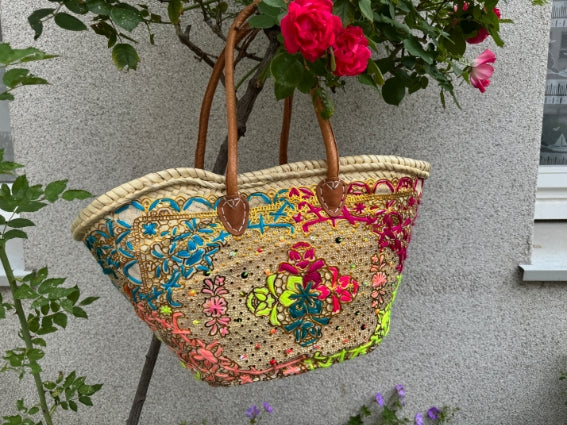 Panier tressé à la main à Marrakech, motifs multicolores et dorés, longues anses cuir (N7)