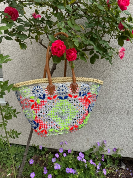 Panier tressé à la main à Marrakech, motifs multicolores et argentés, longues anses cuir (N10)
