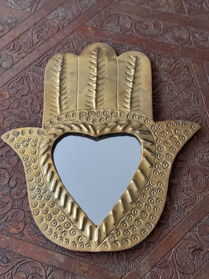 Joli miroir main de Fatma en laiton, fabrication artisanale à Marrakech